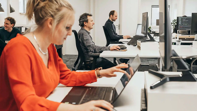 Interim data analist werkt met team aan data project