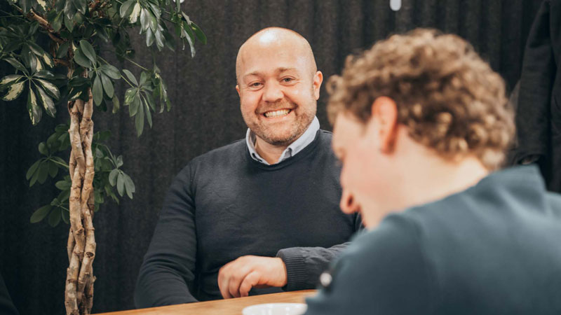 Interim data scientist werkt met team aan data project